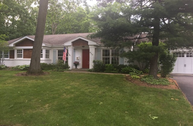 Beautifully Decorated Ranch, minutes from Lakefront, Beach and Downtown