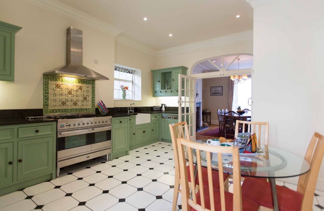 Beautifully decorated, spacious home. Harbour views & short walk to town & beach