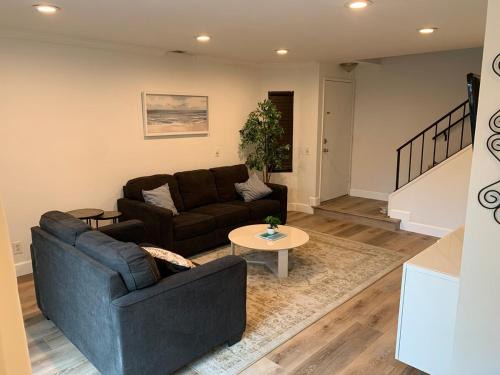 Beautifully Remodeled 2BR Prime Irvine Location