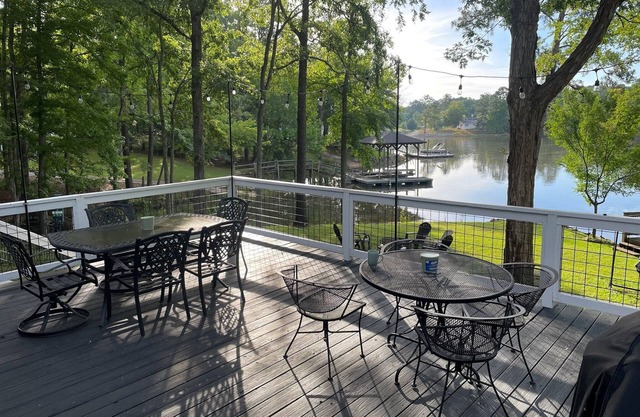 Beautifully renovated lakefront home on Lake Wateree. 3BR/3BA. Pet-Friendly!