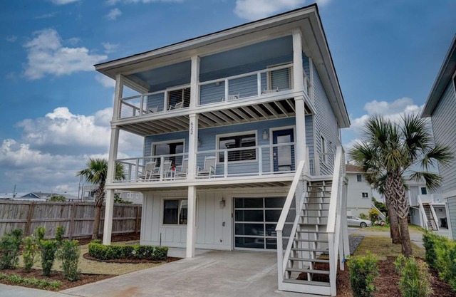 Beautifully Renovated 4BR Home/2nd Row/Ocean Views + Parking for 5 vehicles