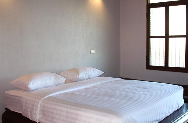 Bed&Breakfast, 1 King size bed, near Chiang Mai railway station