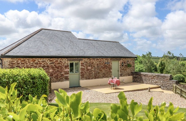 BEECH COTTAGE, pet friendly, with a garden in Tregony