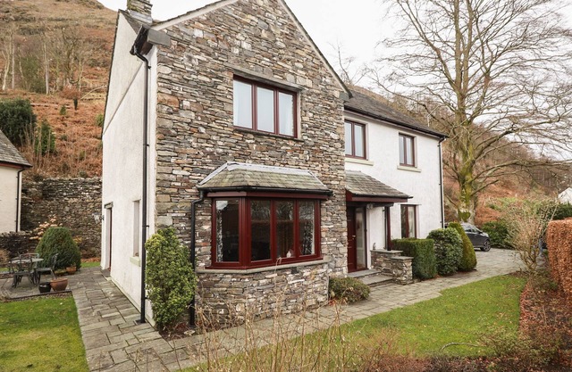 BEECH NOOK, pet friendly, character holiday cottage in Braithwaite