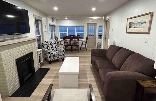 Bella Vista - Cedar Island , KingsvillenLakefront and private beach !