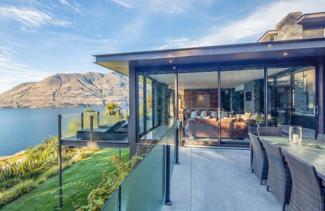 Bellbrae by MajorDomo - Lake Views, Spa Pool & Private Sauna