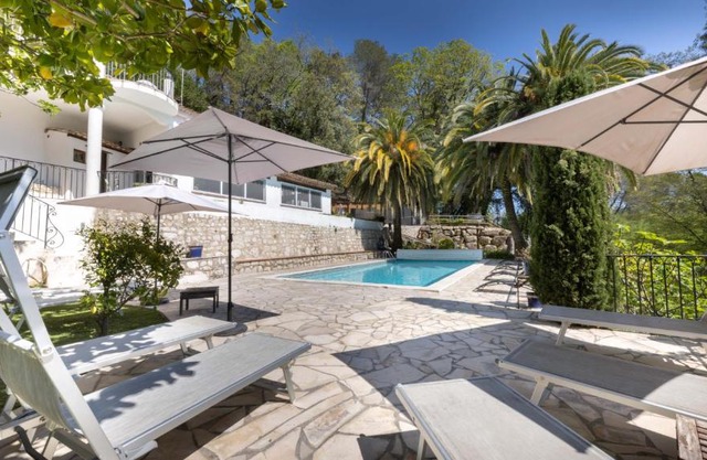 Belle maison atypique avec piscine chauffée