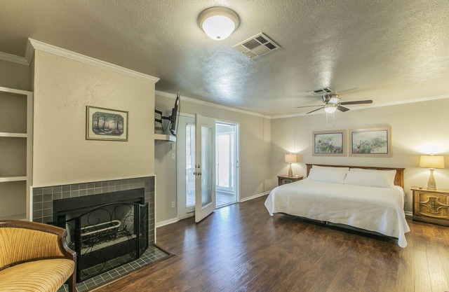 Belle of Belton-Spacious/Central Location/Pool/Hot Tub/Game Room w/Pool Table