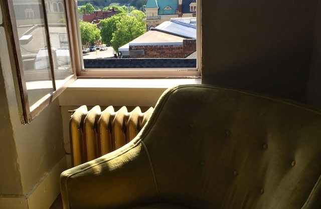 Bellefonte Victorian Apt W/Balcony. Close To State College/PSU