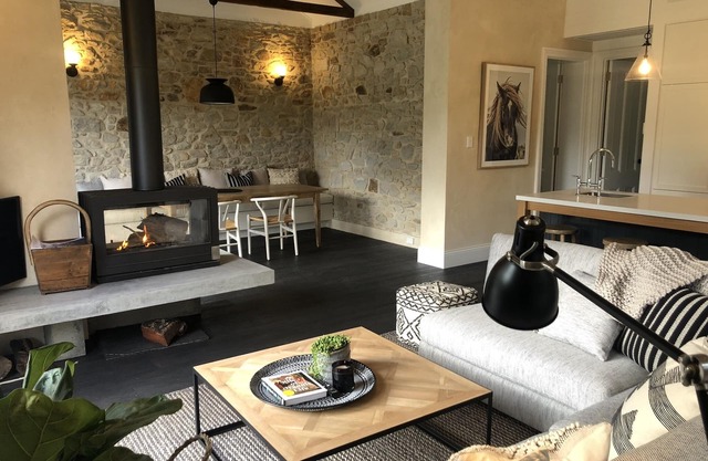 Belle’s Cottage- Luxurious, Stirling escape with cosy fire, deck, tennis court