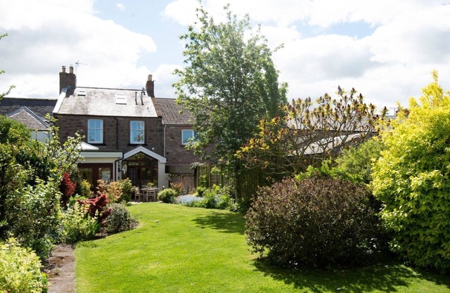 BELVEDERE - sleeps 6, country comfort with all the charm of village life