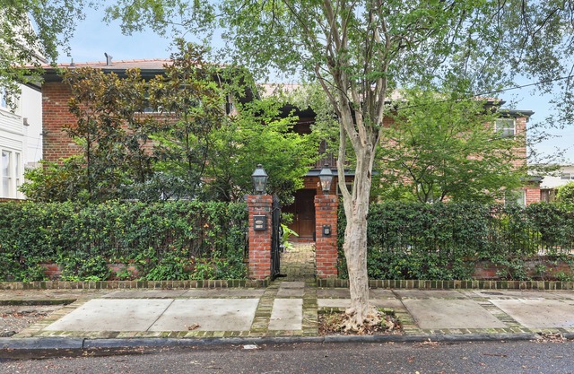 Best Garden District Location - Steps to Street Car!