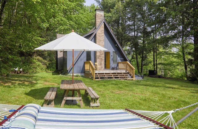 Bethel Woods Escape: Fire Pit~BBQ~Hiking~On 5 acres~Cute A-Frame