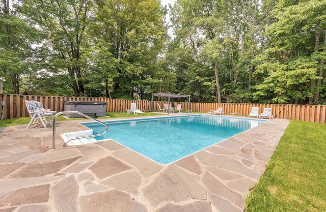 Bethel Woods Retreat on 45 acres with Hot Tub Arcade Pool & Firepit!