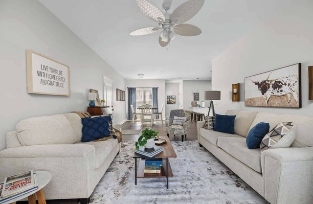 Bettendorf Gem: 2BR Condo w/King Bed & Garage