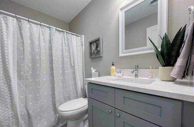 Bettendorf Gem: 3BR Apartment w/King Suite & Office!
