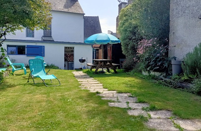 Between Quimper and Douarnenez, 10 minutes from the beach