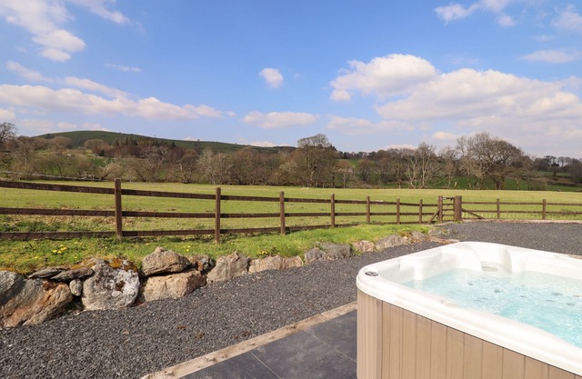 BEUDY BACH BARN, family friendly, with hot tub in Llanuwchllyn