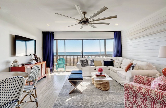 BIG DECK! Tiki Bar! Oceanfront Pool! Elevator!