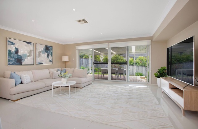 Big Family Home - Super Convenience with Pool Table & Children Playroom