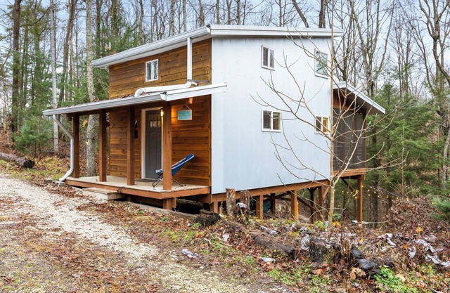 Big Leaf: a cleverly designed off-grid cabin for climbers and hikers alike