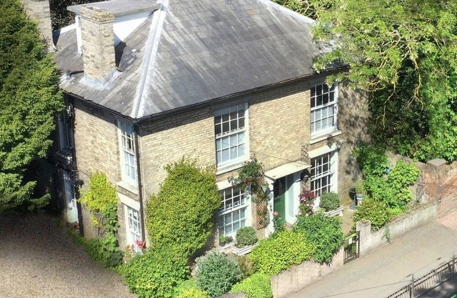 Billericay Georgian House, Sleeps 6 - Pet Friendly