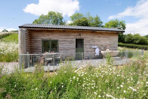 Birch Banc Retreats - Glyn-Haul, New Enc Decking