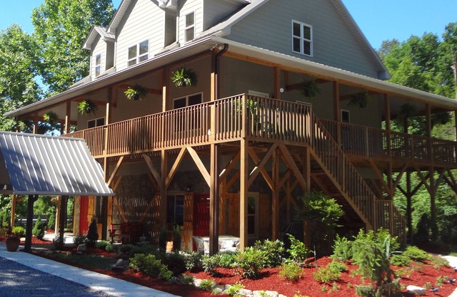 Birch Suite: Cozy NC Mountain & Riverside Cabin @ Roaring River Vineyards