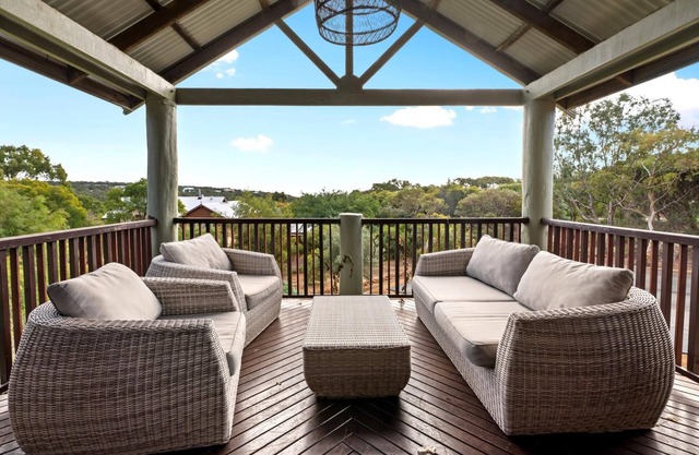 Birdie Beach House - anyone for tennis?
