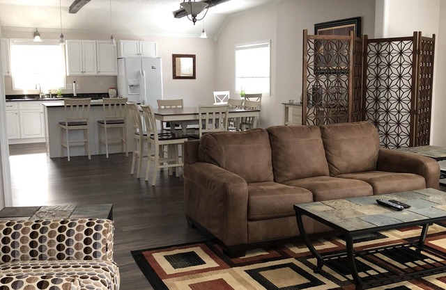 Birds' Eye- 3/2 - Walk to dining etc., A/C, Wi-Fi, Smart TV, Patio.