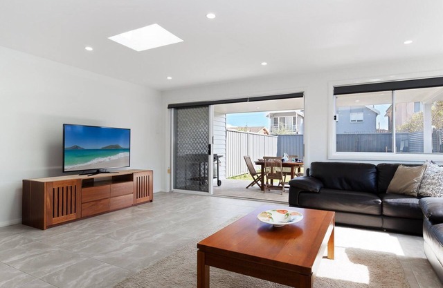 Birubi Breezes, 2/7 Fitzroy St - Large Duplex with Air Con, WIFI & 5 minute walk to the beach