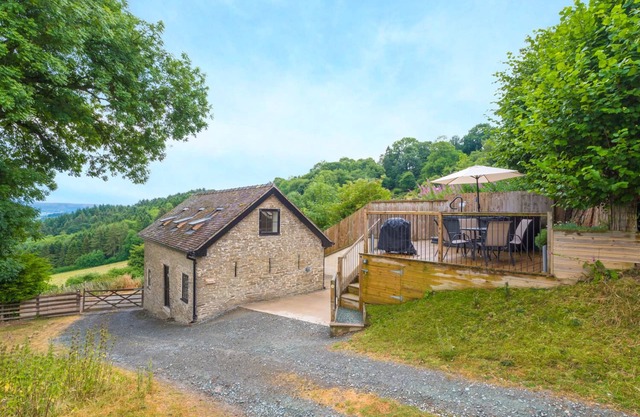 BISHOP'S CASTLE BARN, family friendly in Bishop's Castle