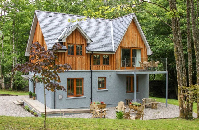 Bishops Bay Luxury Cottage beside Loch Leven in the Scottish Highlands