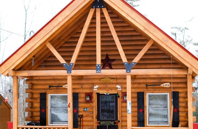 Black Bear's White Mountain Log Cabin w/hot tub