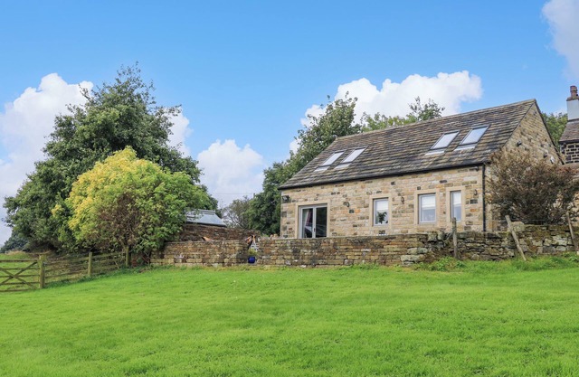 BLACK HOUSE COTTAGE, pet friendly, with a garden in Ripponden