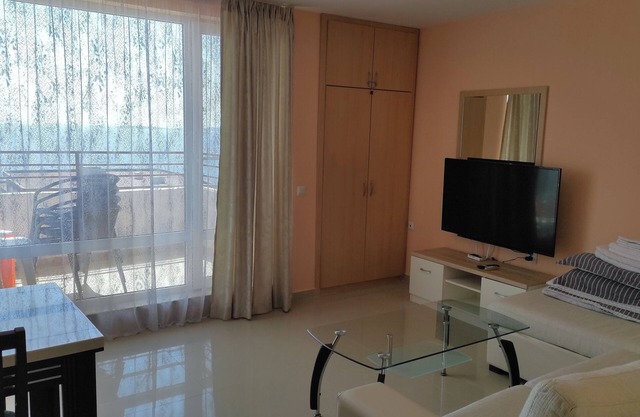 Black Sea view spacious 2 bedroom apartment in Sveti Vlas Fort Noks WiFi, AC, TV