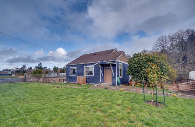 'Blackberry Cottage' w/Yard Near Westport & Beach
