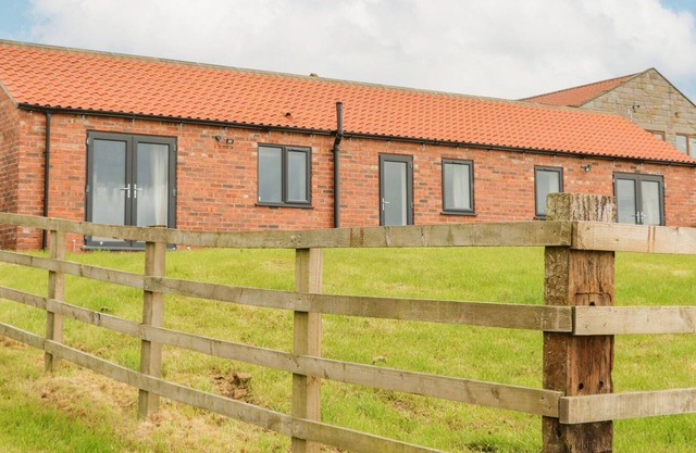 BLACKTHORN COTTAGE, family friendly, with a garden in Borrowby