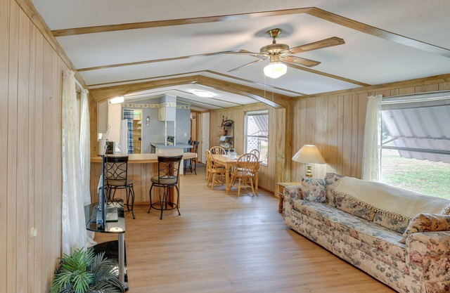Blackwell Home w/Enclosed Porch: Steps to Water!