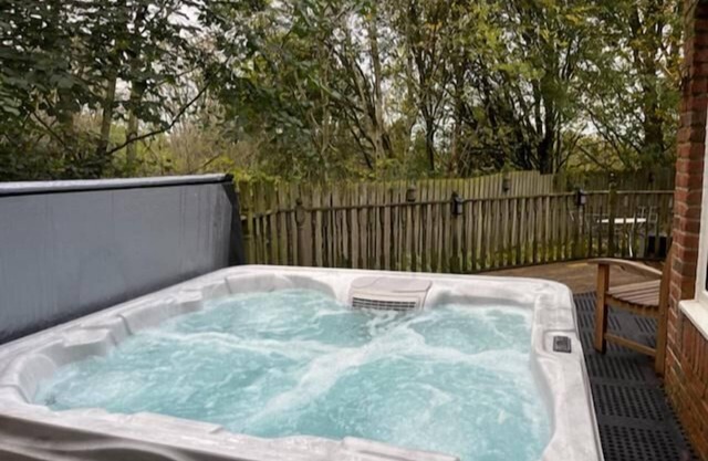 BlaydonBurn - Sleeps 4,5 - Parking - HotTub - Yard