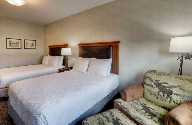 Blend of History & Comfort: Lodge Stay Near Missouri River, Parking