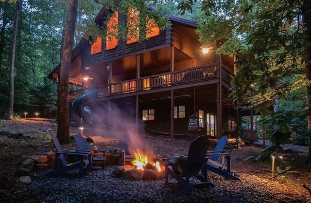 Blissful cabin Retreat -Secluded Hot Tub and Deck Slide