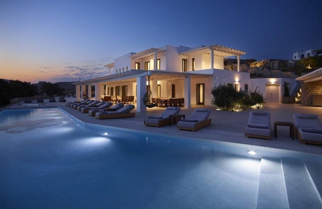 Blue Emerald Seafront 18-Bed Villa w/Pool & Jacuzzi