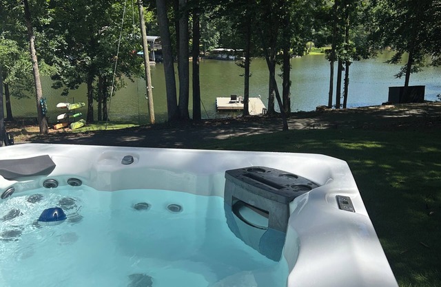 Blue Heron Guest House on Lake Harding Hot Tub & Kayaks