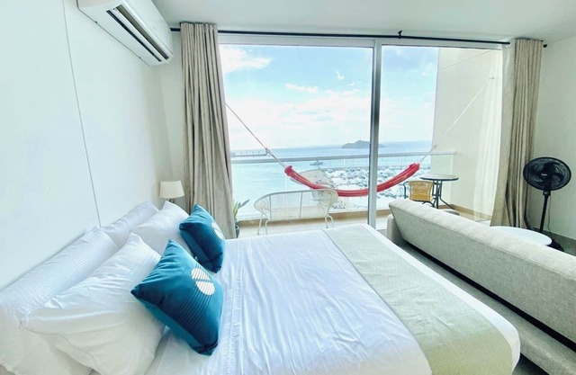 Blue Loft *Oceanview Minimalist Studio in Marina * Rooftop Pool + Prime Location
