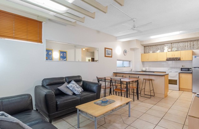 Blue Pacific 1 Beachside neat and tidy unit in Tugun
