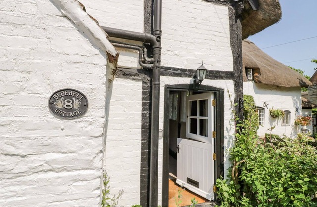 BLUEBELL COTTAGE, pet friendly, with a garden in Shottery