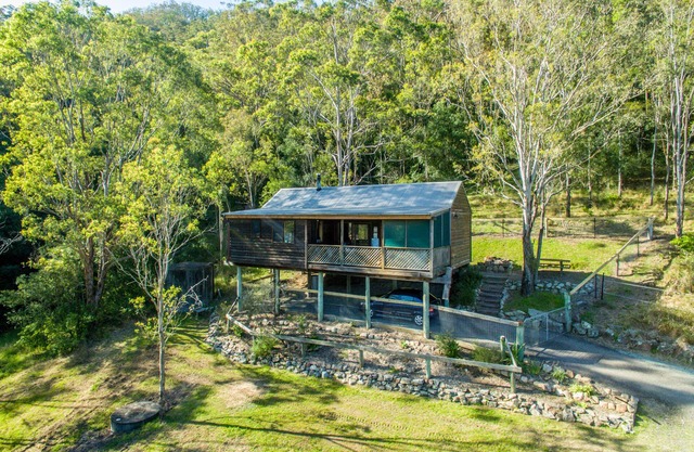 Bluegum Cottage - Private jacuzzi , very private bush views.