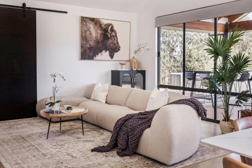 Bluegum Hideaway - luxury accom, air-con throughout, 2 kitchen & living areas