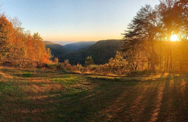 Bluff House — Outstanding View | Renovated Luxé | Waterfalls, Hikes & Caverns Near By